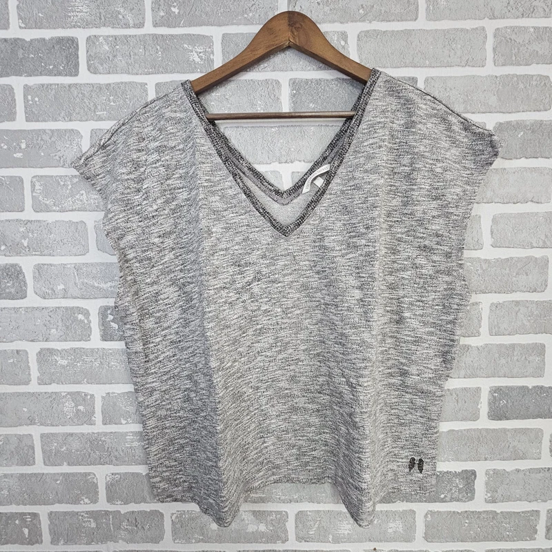 victoria-secret-vs sleeveless v-neck relaxed workout gym shirt