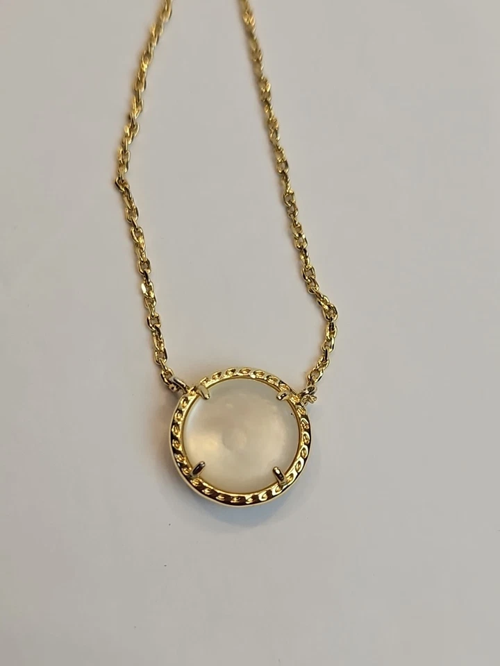 Collar Colgante Kendra Scott Fútbol Oro En Marfil Madreperla Foto 3 de 4