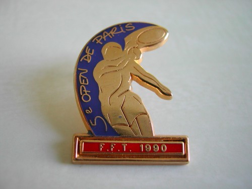 Pins Grand Prix de Tennis Lyon 1991 (Année de la Victoire en Coupe Davis à Lyon). ARTHUS BERTRAND, Paris. Zamak Or. Quasi-Neuf. Rare - Collection