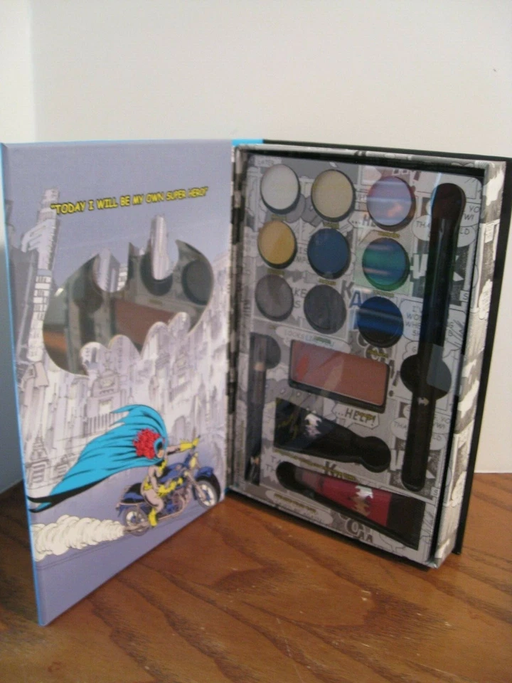 Batgirl - Beauty Book - Eyeshadow, Eyeliner, Blush, Primer, Lip Gloss -  2016 - Image 2 of 4