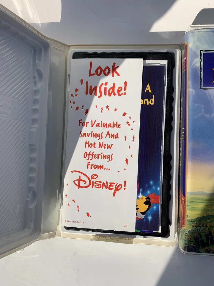 CLASSIC DISNEY VHS Lot of 3 Clamshells - Pocahontas, Mulan, Lion King-great cond - Imagem 3 de 4