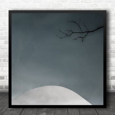Der Zweig grauer Himmel verschneiter Hügel düster dunkler Himmel quadratischer Wandkunstdruck