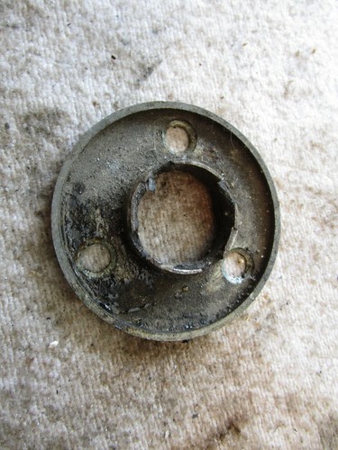 1972 Honda XL250 XL 250 FRONT WHEEL Speedometer GEAR BOX RETAINER - Picture 2 of 2