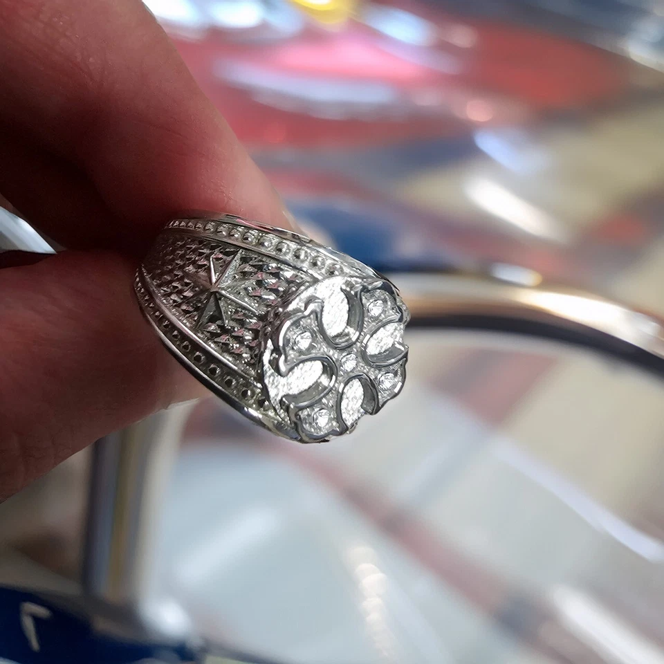 Anillo de plata esterlina con sello de cruz de diamantes de laboratorio para hombre - Banda Estrella del Norte Foto 3 de 4