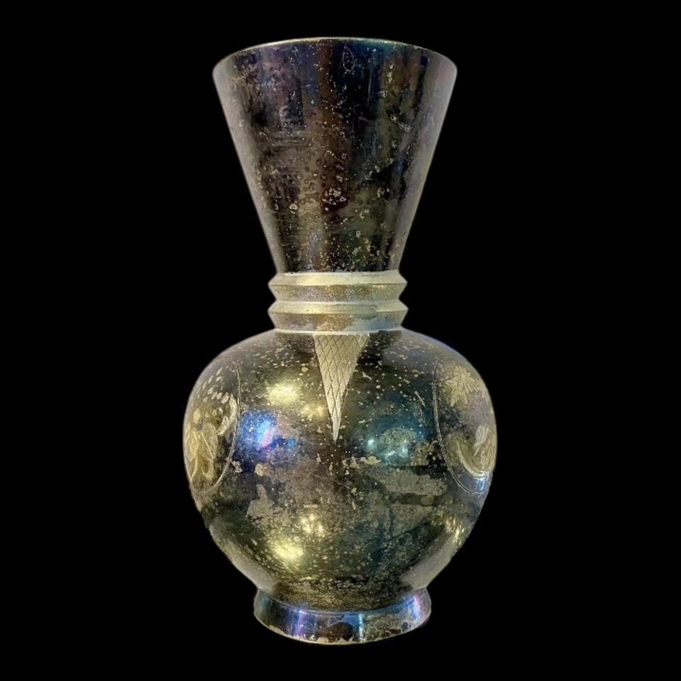 "Florero de peltre de latón Art Deco grabado latón aplicado peltre hecho en la India 7"" de alto" Foto 3 de 4