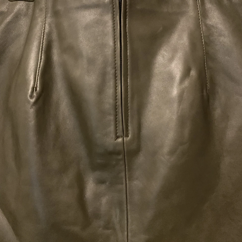 NUEVO CON ETIQUETAS ZARA MINIFALDA DE CUERO REAL OLIVA CON CREMALLERA TALLA PEQUEÑA $119 Foto 3 de 4