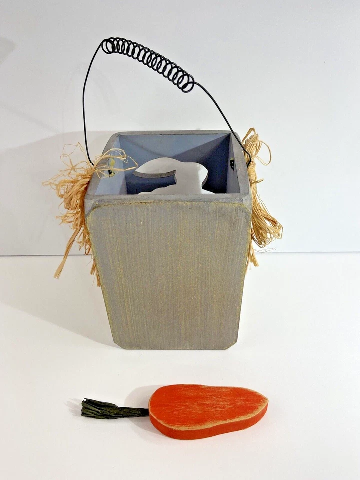 Cesta de primavera cuadrada de madera con recortes de conejo y pollito colección Cottontale 7 pulgadas Foto 4 de 4