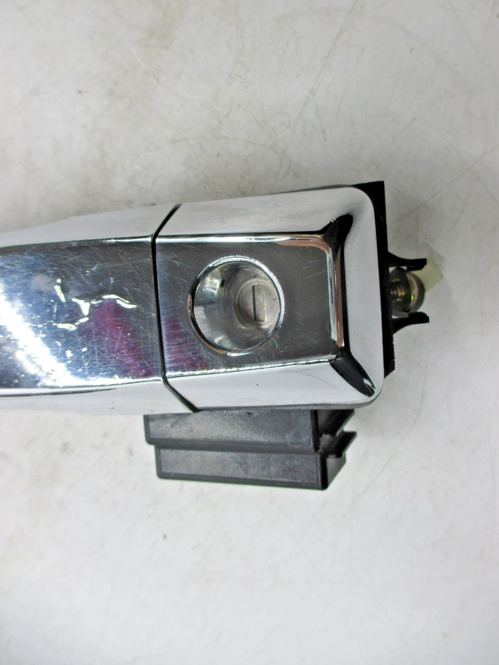 Manija de puerta delantera izquierda Nissan Armada 2005-2010 OEM Foto 3 de 4