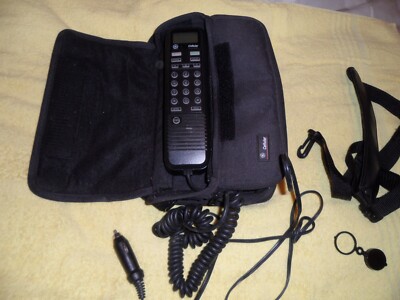 Vintage collectible GE cellular car bag phone model THC56 AX transpak untested