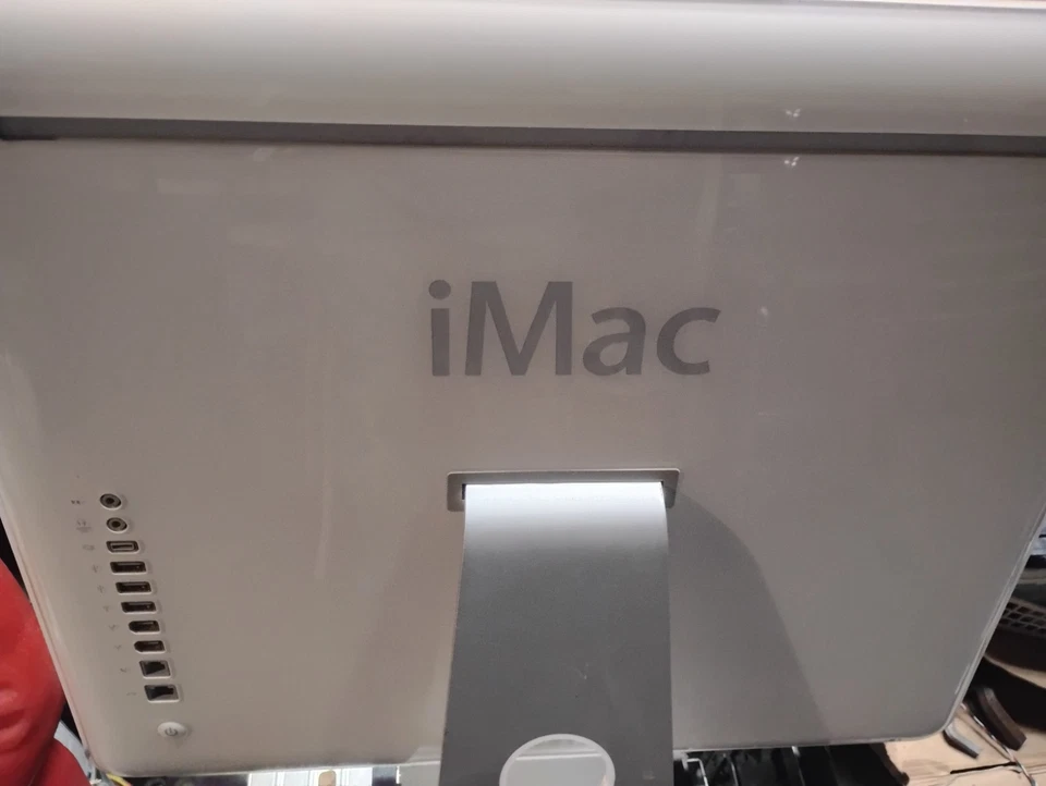 Apple iMac 20" Desktop - A1076. 2005) - Image 2 of 4