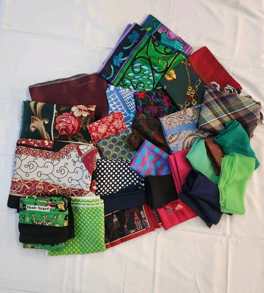 Lote De Colección De 25 Bufandas, Cinturón De Seda Y 1 Gorro Mixto Christian Dior, Talbots Foto 2 de 4