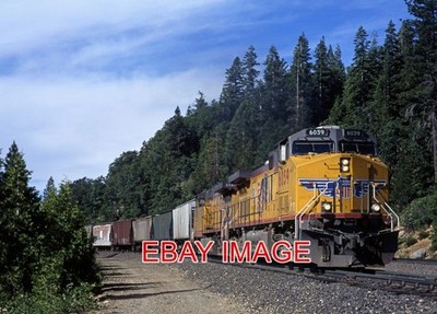 PHOTO  USA RAILWAY UP 6059 & 6582  GRAIN AT EMIGRANT GAP DONNER PASS 14 JUNE 200