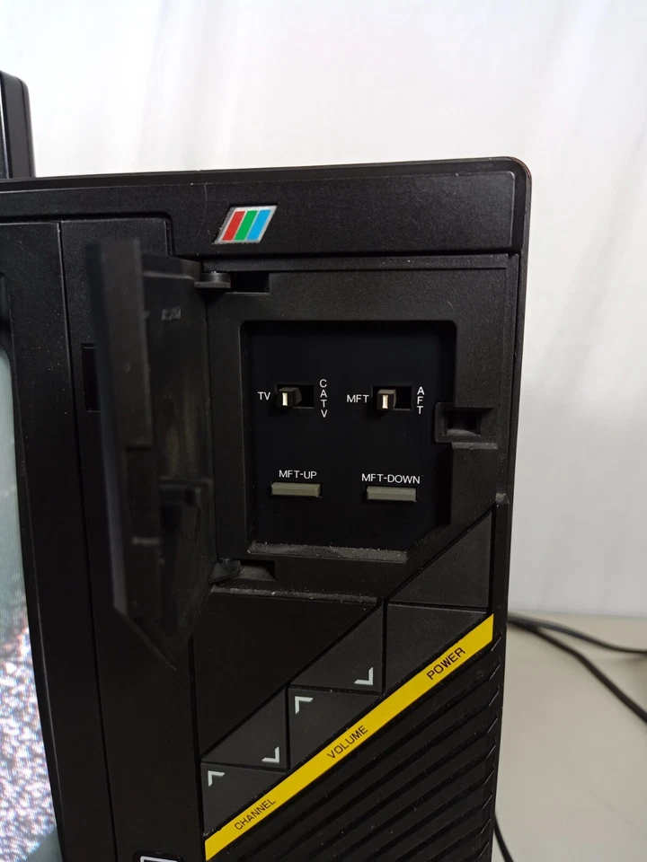 Vintage 1987 Portland Daewoo DCB-416F 13" CRT TV Television Wood Grain w/Remote - Image 4 of 4