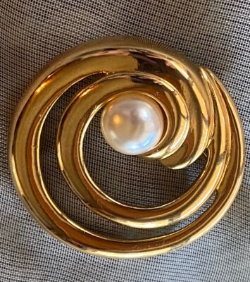 VTG Napier Pearl Brooch Swirl Gold Toned Signed 1980s Pin Faux Pearl Round Nice