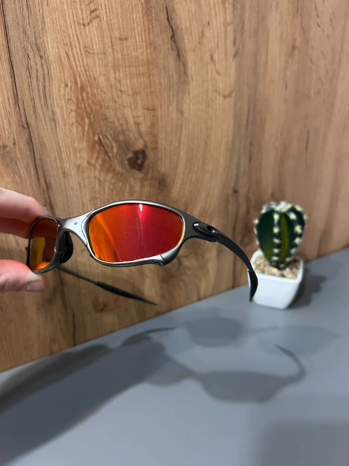 Gafas de sol polarizadas Oakley Juliet Future rojo fuego vanguardia Gorpcore exterior  Foto 2 de 4