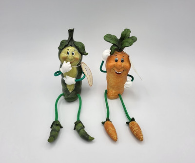Vint Two VEGETABLE SHELF SITTERs Anthropomorphic Carrot & Pea Pod Tii Collection