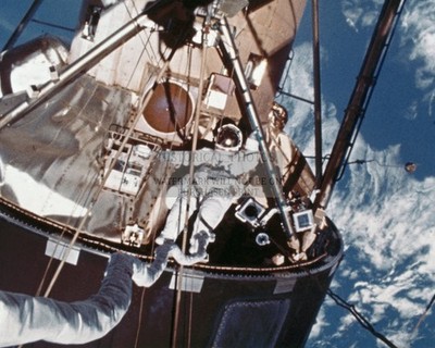 SKYLAB 4 EVA ASTRONAUT EGRESSING HATCHWAY FEBRUARY 1974 8X10 PHOTO