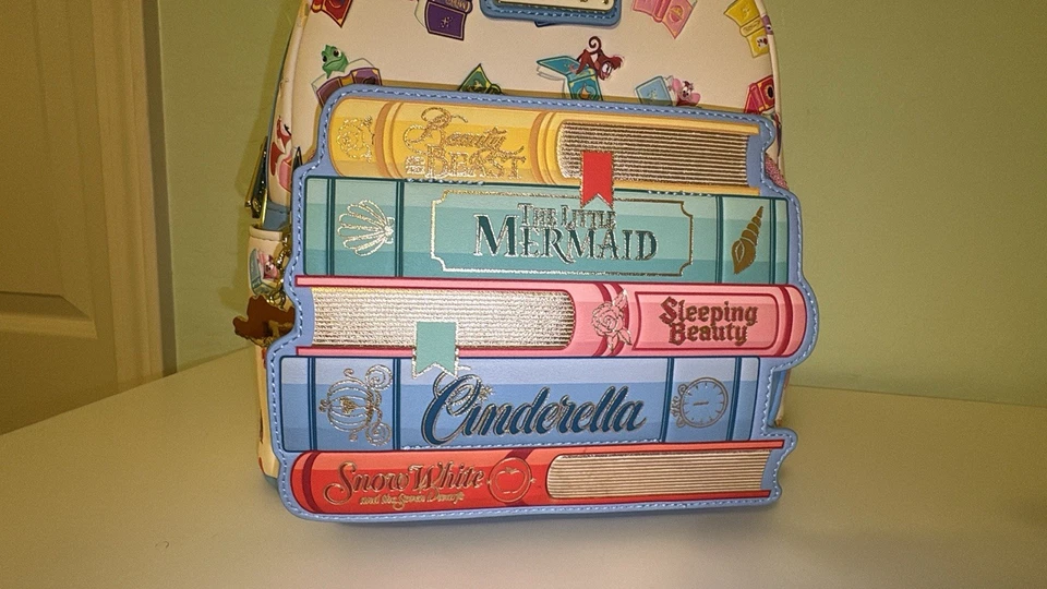 Mini Mochila Loungefly Disney Princess Books Belle Ariel Cenicienta Blancanieves Foto 4 de 4