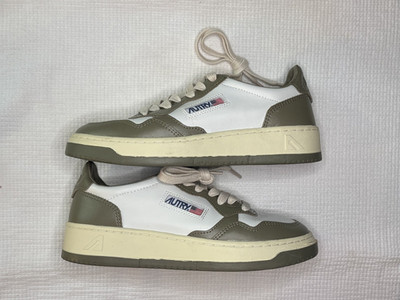 Autry Womens Medalist low top olive green and white size 38 sneakers