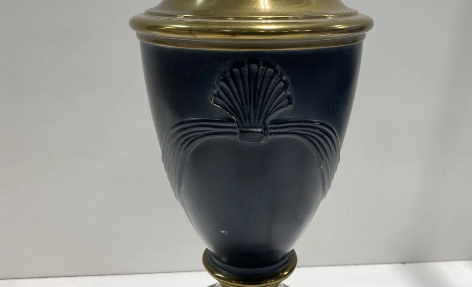 Lámpara de mesa de latón. Iluminación vintage estilo imperio negro de 22 pulgadas de alto Foto 4 de 4