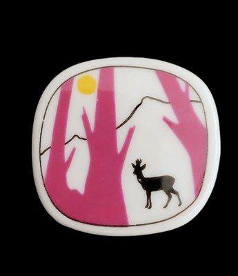 Vintage signierte skandinavische Keramik Natur Thema Hirsch Brosche von Anna Carin Dahl