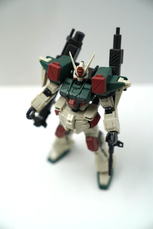 Figura robot modelo plástico verde y granate Gundam con pistolas Japón Foto 3 de 4