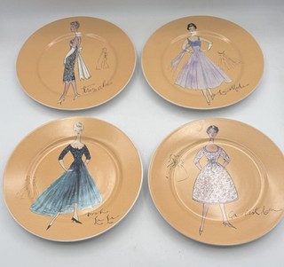 Set di quattro (4) piatti da abito vintage Rosanna modello moda francese. Usato in ottime condizioni