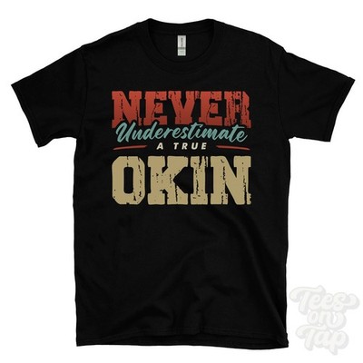 NIEMALS UNTERSCHÄTZEN SIE EIN ECHTES OKIN T-SHIRT - Tragen Sie Ihren Namen stolz