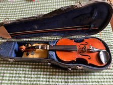 1/4 violin, case (damaged) and