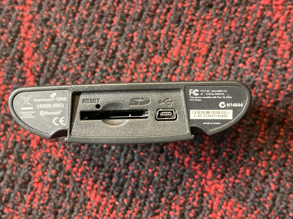 TOMTOM One 4N00.005 GPS NAVIGATOR BLUETOOTH N14644 Bundle W/dash Mount - Image 4 of 4