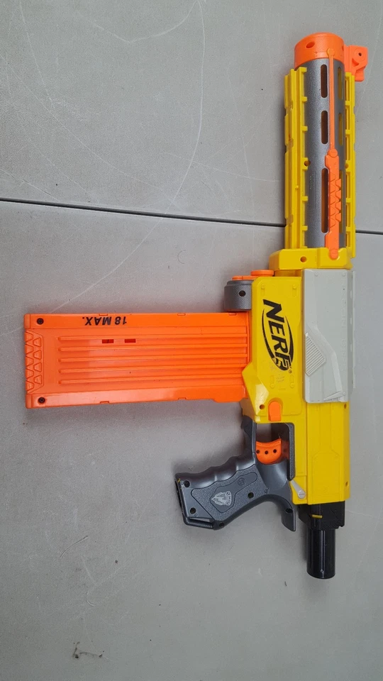 Lote de 2 pistolas de dardos de juguete Nerf Maverick Rev-6 y Recon Cs-6 Foto 3 de 4