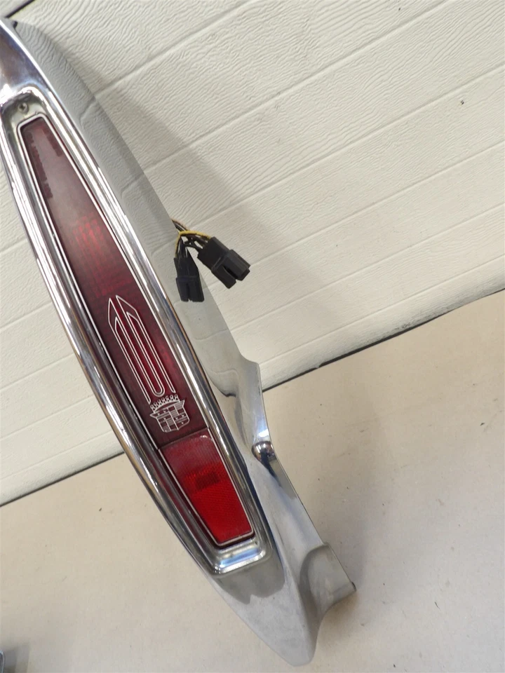 Cadillac Deville Fleetwood 1978-1979 luz trasera derecha y parachoques extremo carcasa cromada Foto 3 de 4
