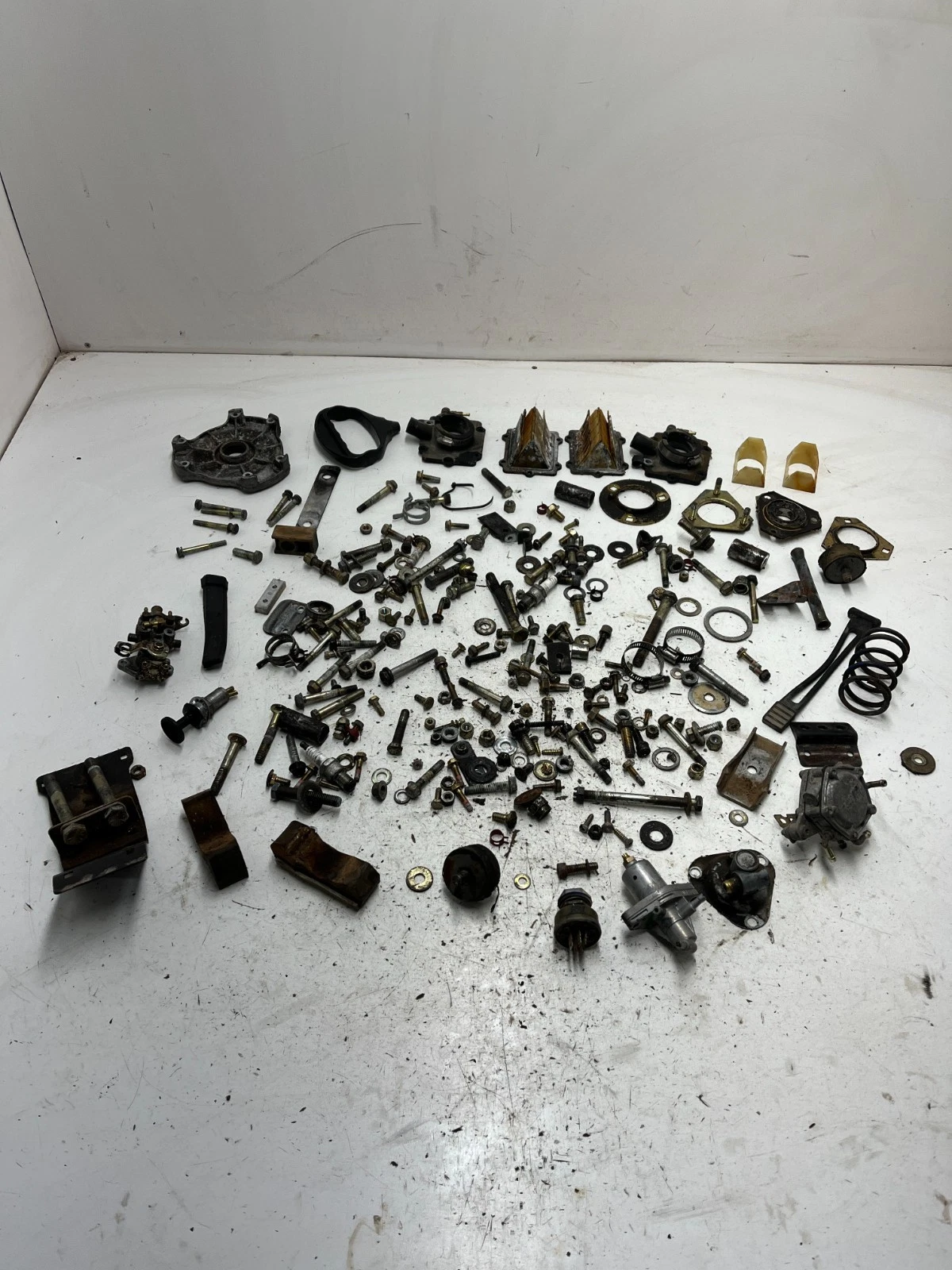 99 Polaris RMK 700 Rmk700 OEM Bolt Reeds Clutch Spring Oil Pump Filter Mount Nut