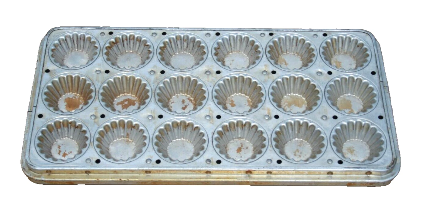 Commercial Industrial Steel Edge 18 Cup Cupcake/Muffin Pan 27 1/4" x 14 3/4"