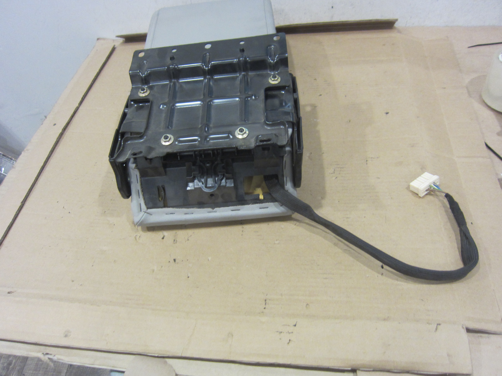 Maserati Quattroporte-  Rear Seat Center Console / Arm Rest  (USED) 981422100