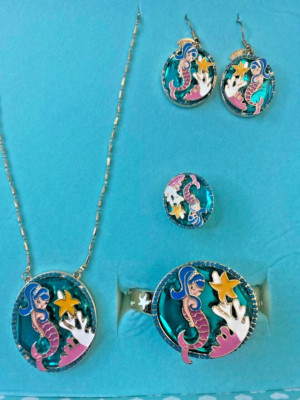 Irregular Choice Gold Tone 3D Barnacle Betty Seahorse mermaid gift box set.