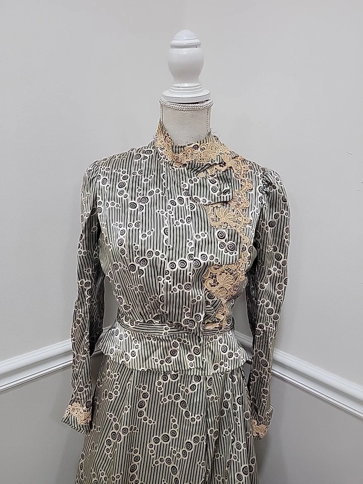Antiguo conjunto de vestido eduardiano de dos piezas de seda de 1900 con ribete de encaje Foto 4 de 4