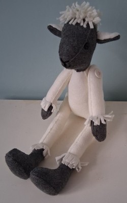 Luna Lapins Freundin Gänseblümchen Schaf Handarbeit mit Wollfilz