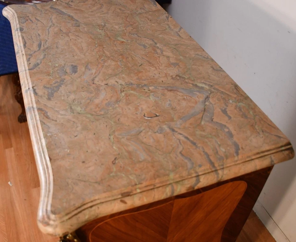 Antiguo escritorio de secretaria francés Luis XV de nogal con incrustaciones de madera satinada y mármol Foto 3 de 4