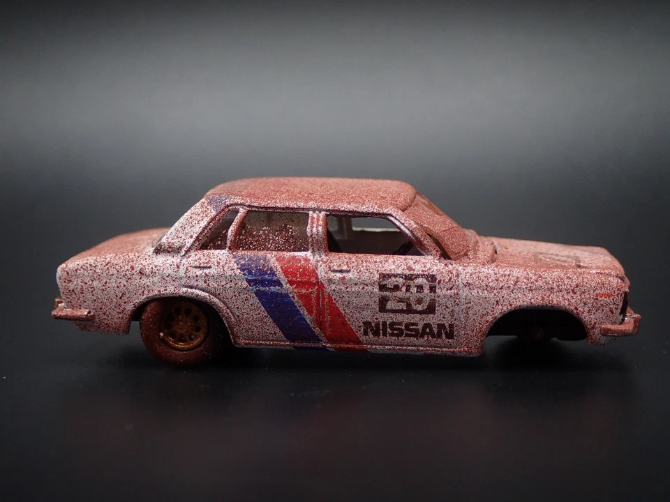 1967-1973 Datsun Bluebird 1600 Sss Four Door Wrecked 1:64 Diecast Modello Auto - Immagine 3 di 4