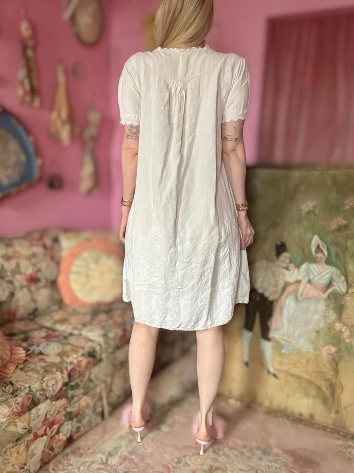 Vestido eduardiano de algodón blanco con inserciones tejidas a mano y monograma, talla S-L Foto 3 de 4