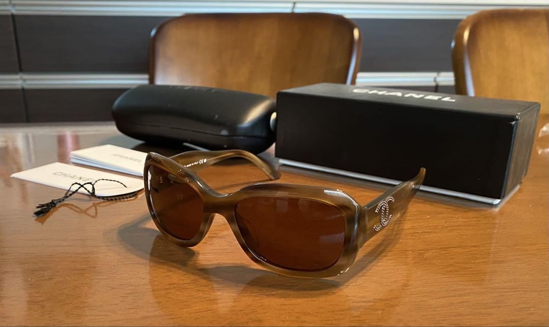 CHANEL 5102 Vintage Brown Tortoise Sunglasses with Gold Accents