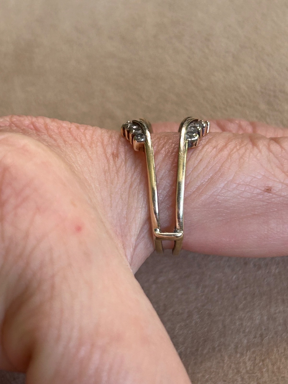 14K YELLOW GOLD DIAMOND INTERLOCKING RING SIZE 8.… - image 4