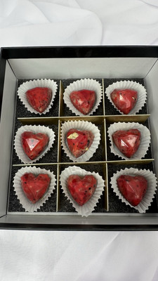 Red Heart Gem Candy Box Milk chocolate Macadamia & Nutella-cream 9 pcs.