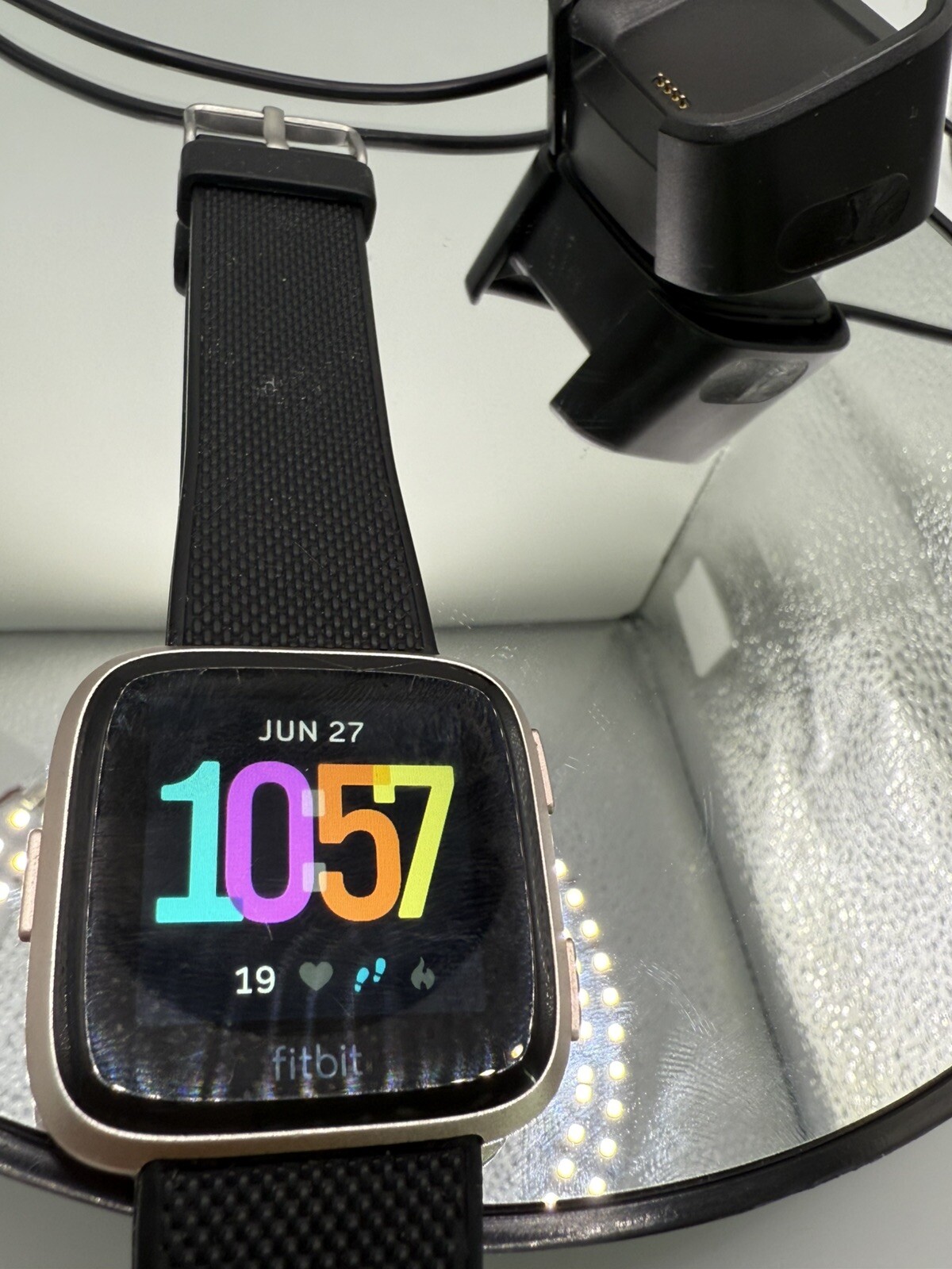 Fitbit Versa Rose Gold Aluminium Fitness Smartwatch in Peach-image