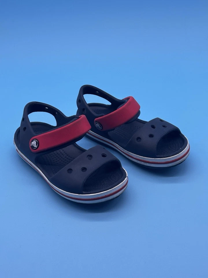 Sandalia Crocband™ para niños - Raya roja azul marino blanca. Gancho y bucle talla C9 de EE. UU. Foto 2 de 4