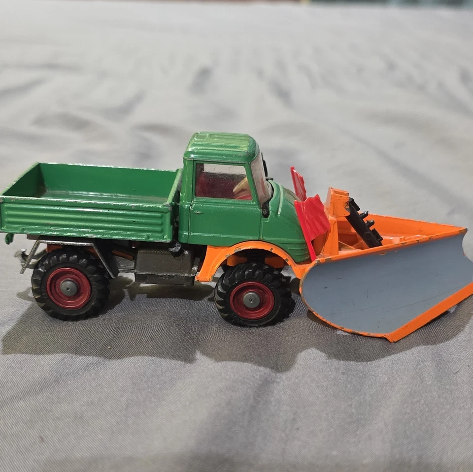 Литой под давлением снегоочиститель Corgi Major Toys 1150 Mercedes-Benz Unimog 406 без упаковки. - Изображение 3 из 4