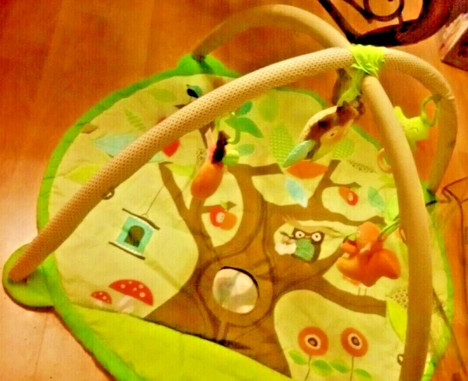 Alfombra de juego para bebés Skip Hop Treetop Friends y gimnasio de actividades infantiles, verde/marrón Foto 4 de 4