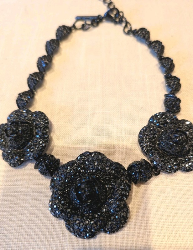 Oscar de la Renta authentic Fabulous Black/Black  Flower necklace