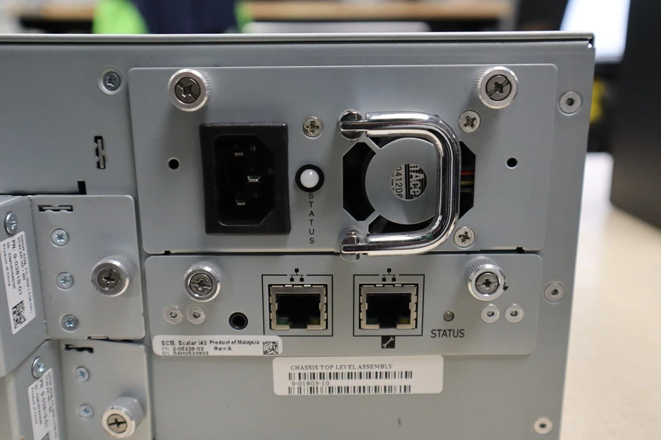 Unidad montada en rack Quantum Scalar i40 - Para piezas - Estado grado C Foto 3 de 4